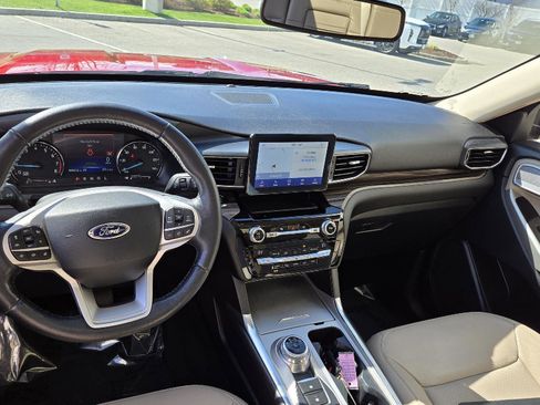 Used 2021 Ford Explorer Limited w/ Equipment Group 301A AWD/4WD image 10