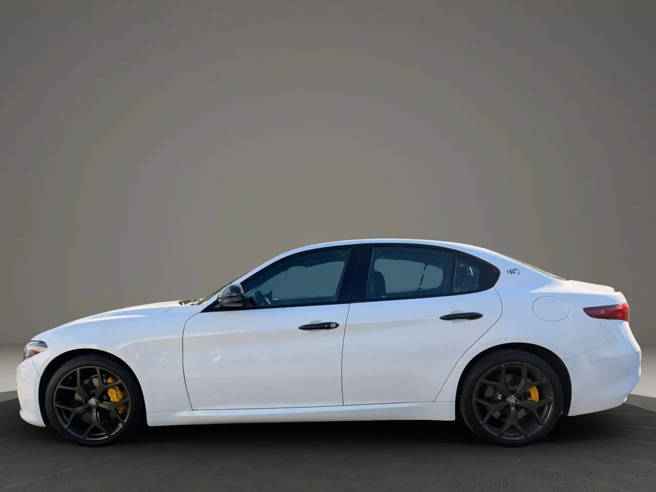 Used 2019 Alfa Romeo Giulia AWD w/ Quick Order Package 22J Sport image 2