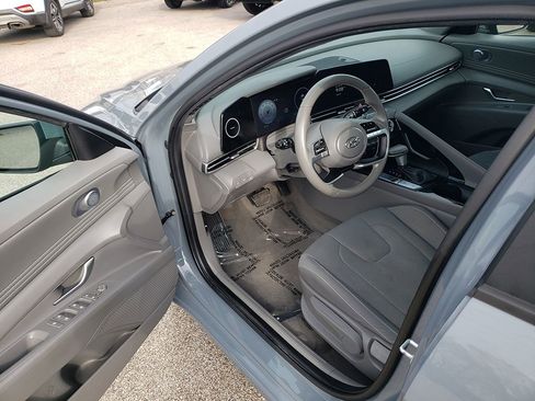 Used 2023 Hyundai Elantra SEL w/ Convenience Package image 9
