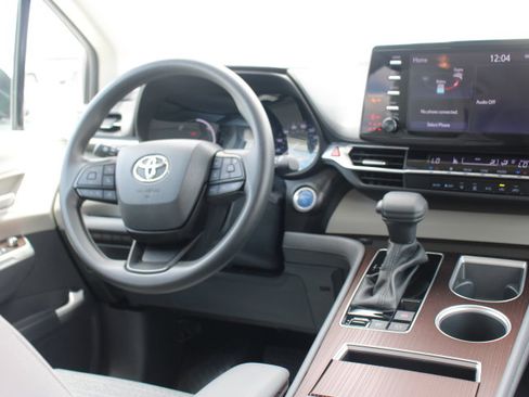 Certified 2023 Toyota Sienna LE FWD image 22