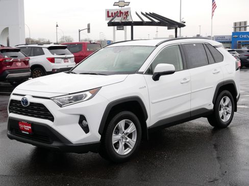 Used 2020 Toyota RAV4 XLE w/ XLE Grade Weather Package image 3