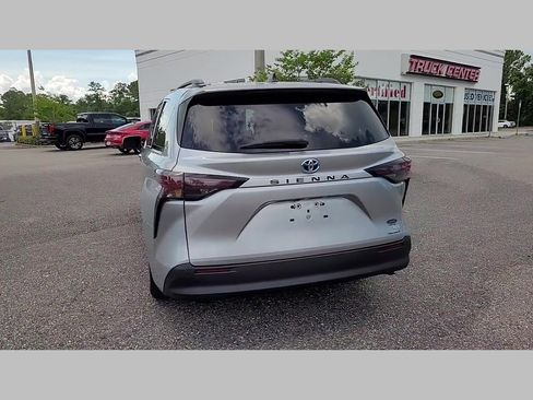 Used 2023 Toyota Sienna XLE image 25