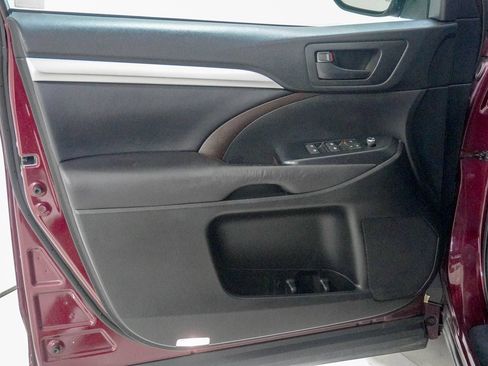 Used 2016 Toyota Highlander Plus FWD image 18