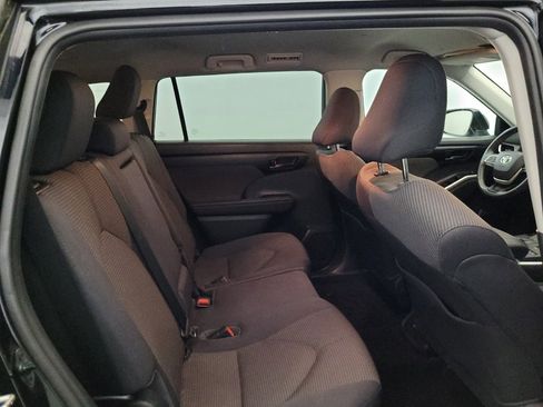 Used 2022 Toyota Highlander LE AWD/4WD image 19