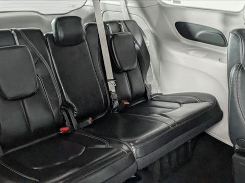 Used 2023 Chrysler Pacifica Touring-L image 21