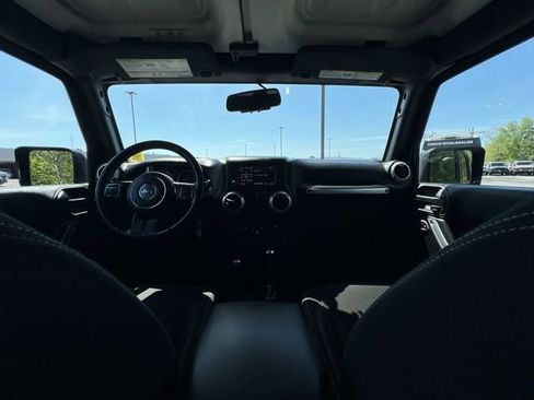 Used 2016 Jeep Wrangler Unlimited Sahara w/ Connectivity Group AWD/4WD image 10