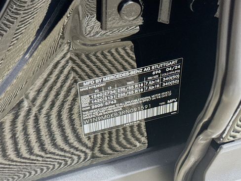 Used 2024 Mercedes-Benz EQB 300 4MATIC image 40