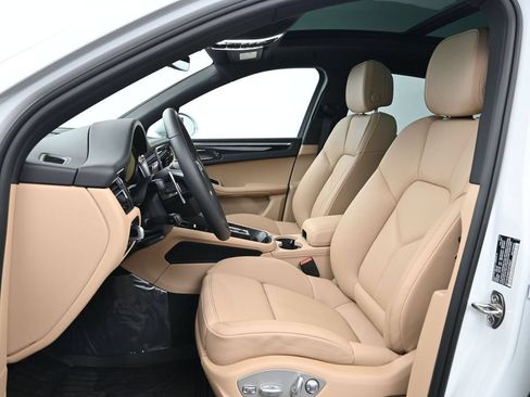 Certified 2026 Porsche Macan AWD/4WD image 5
