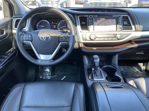 Used 2019 Toyota Highlander XLE AWD/4WD image 10