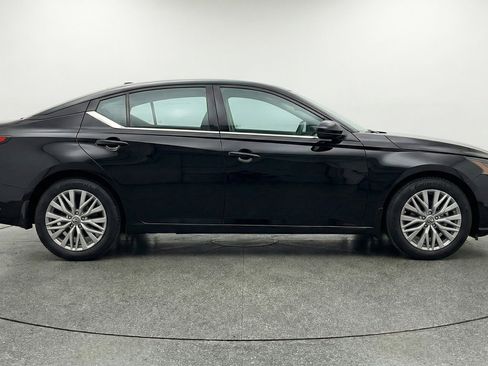 Used 2025 Nissan Altima 2.5 SV image 11