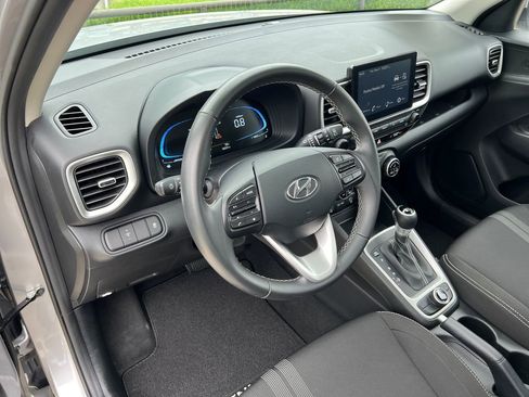 Certified 2025 Hyundai Venue SEL FWD image 18