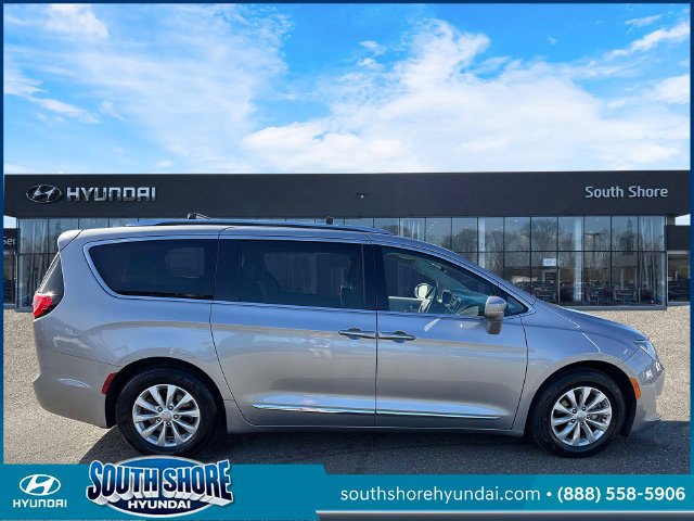 Used 2018 Chrysler Pacifica Touring-L FWD image 5