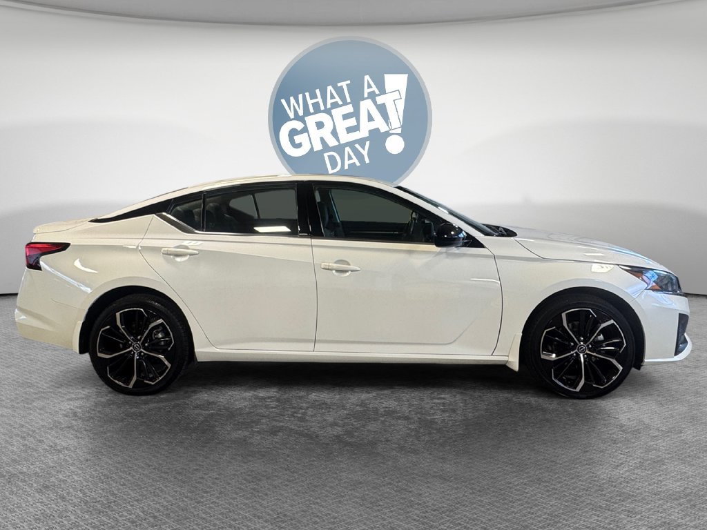 Used 2023 Nissan Altima 2.5 SR w/ SR Premium Package AWD/4WD image 2