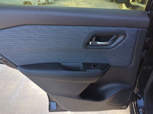 Used 2023 Nissan Rogue SV FWD image 9