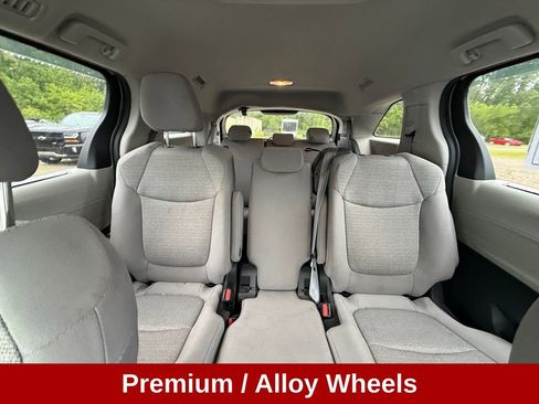 Used 2022 Toyota Sienna LE FWD image 18