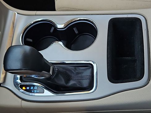 Used 2022 Jeep Grand Cherokee Laredo E image 25