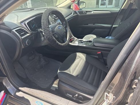 Used 2017 Ford Fusion SE w/ Fusion SE Technology Package FWD image 6