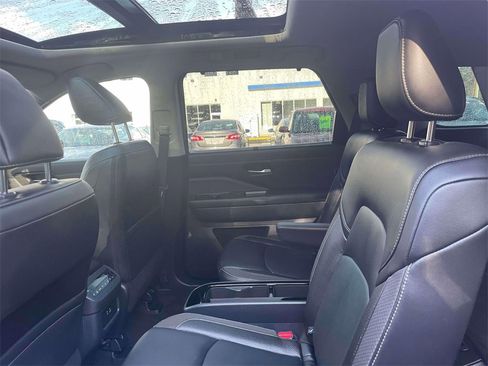 Used 2025 Nissan Pathfinder SL w/ SL Premium Package image 11