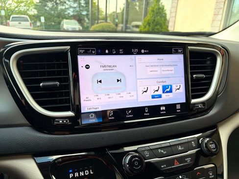 Used 2023 Chrysler Pacifica Touring-L FWD image 26