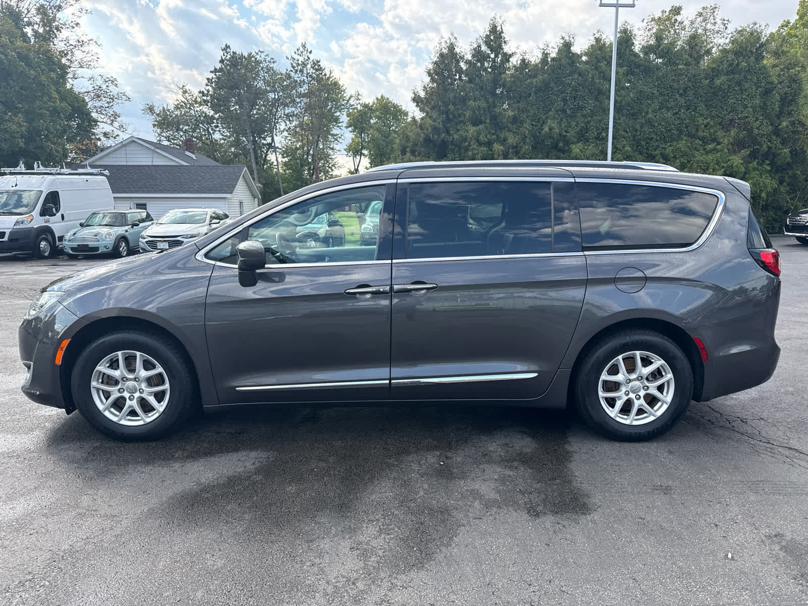 Used 2020 Chrysler Pacifica Touring-L FWD image 6