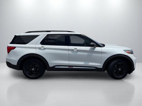 Used 2024 Ford Explorer XLT RWD image 4