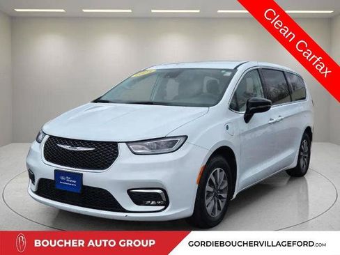 Used 2024 Chrysler Pacifica Limited FWD image 2