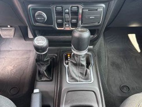 Used 2024 Jeep Gladiator Sport AWD/4WD image 14