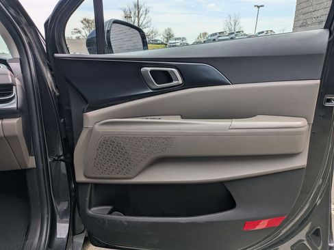 Used 2025 Kia Carnival image 33