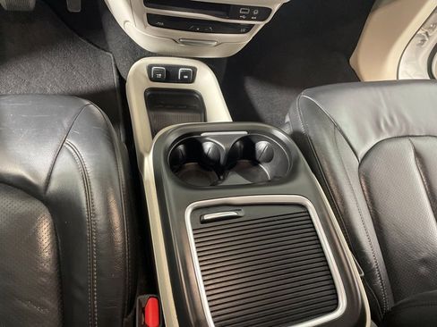 Used 2020 Chrysler Pacifica Touring-L Plus w/ Tire & Wheel Group image 18