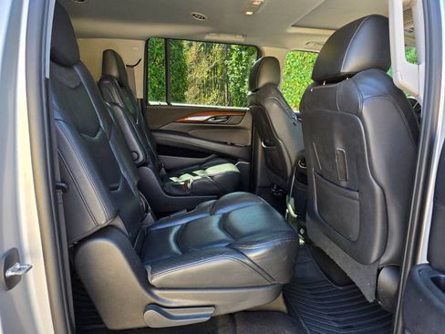 Used 2019 Cadillac Escalade ESV Luxury AWD/4WD image 41