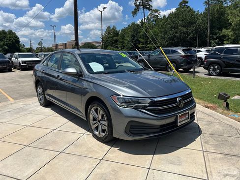 Used 2024 Volkswagen Jetta SE FWD image 3