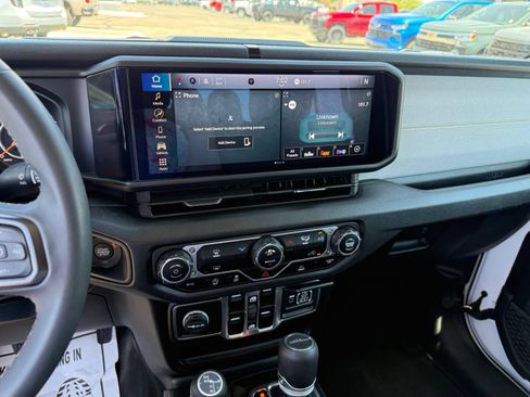 Used 2025 Jeep Gladiator Sport AWD/4WD image 18