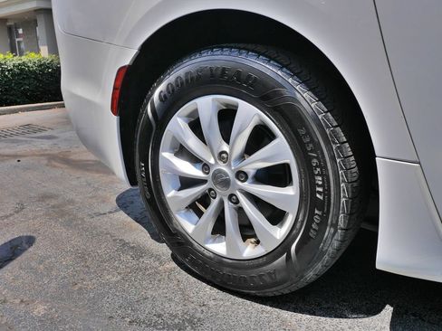 Used 2019 Chrysler Pacifica Touring-L FWD image 9