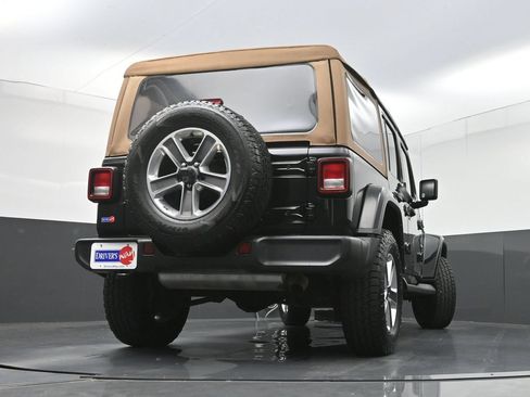 Used 2022 Jeep Wrangler Unlimited Sahara w/ Cold Weather Group AWD/4WD image 27