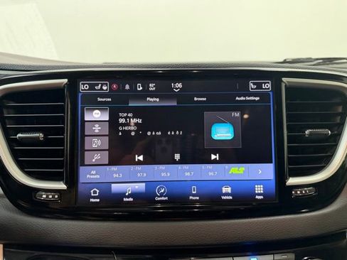 Used 2023 Chrysler Pacifica Touring-L FWD image 15