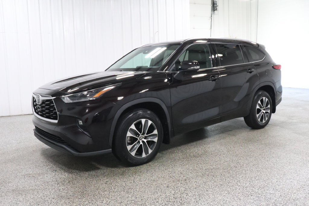 Used 2021 Toyota Highlander XLE AWD/4WD image 1