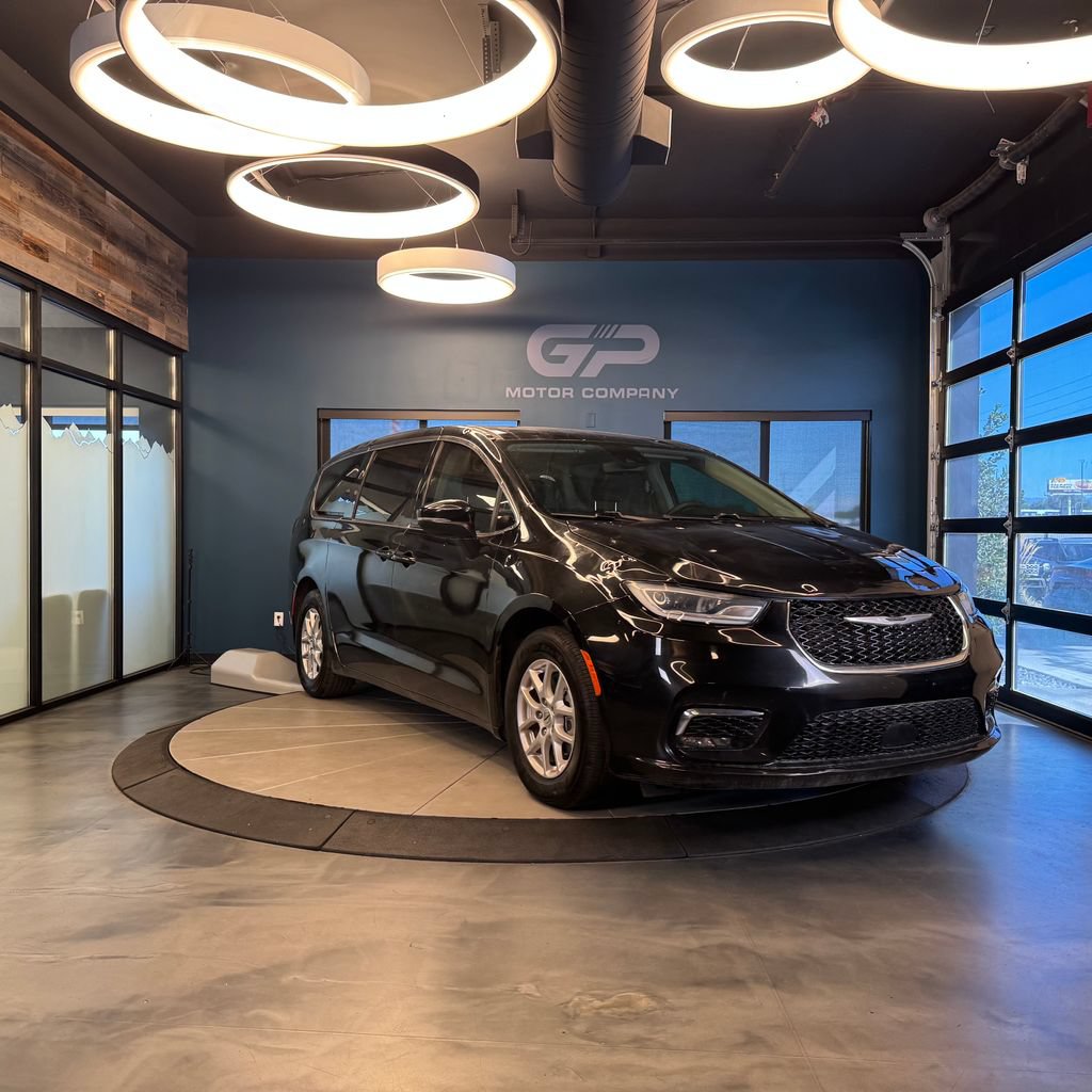 Used 2023 Chrysler Pacifica Touring-L FWD image 1