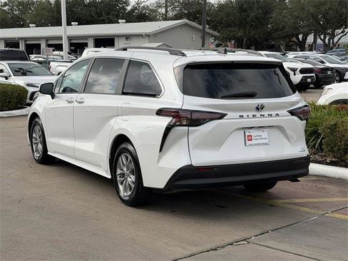 Certified 2024 Toyota Sienna XLE image 5