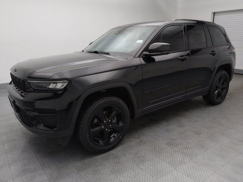 Used 2023 Jeep Grand Cherokee Altitude AWD/4WD image 3