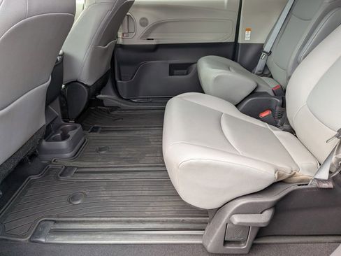 Used 2022 Toyota Sienna XLE image 18