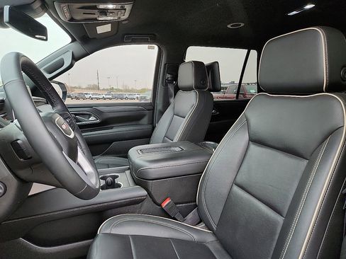 Used 2024 GMC Yukon SLT w/ SLT Luxury Package image 7