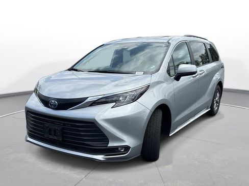 Certified 2025 Toyota Sienna XLE FWD image 2