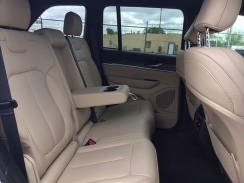 Used 2024 Jeep Grand Cherokee Limited image 15