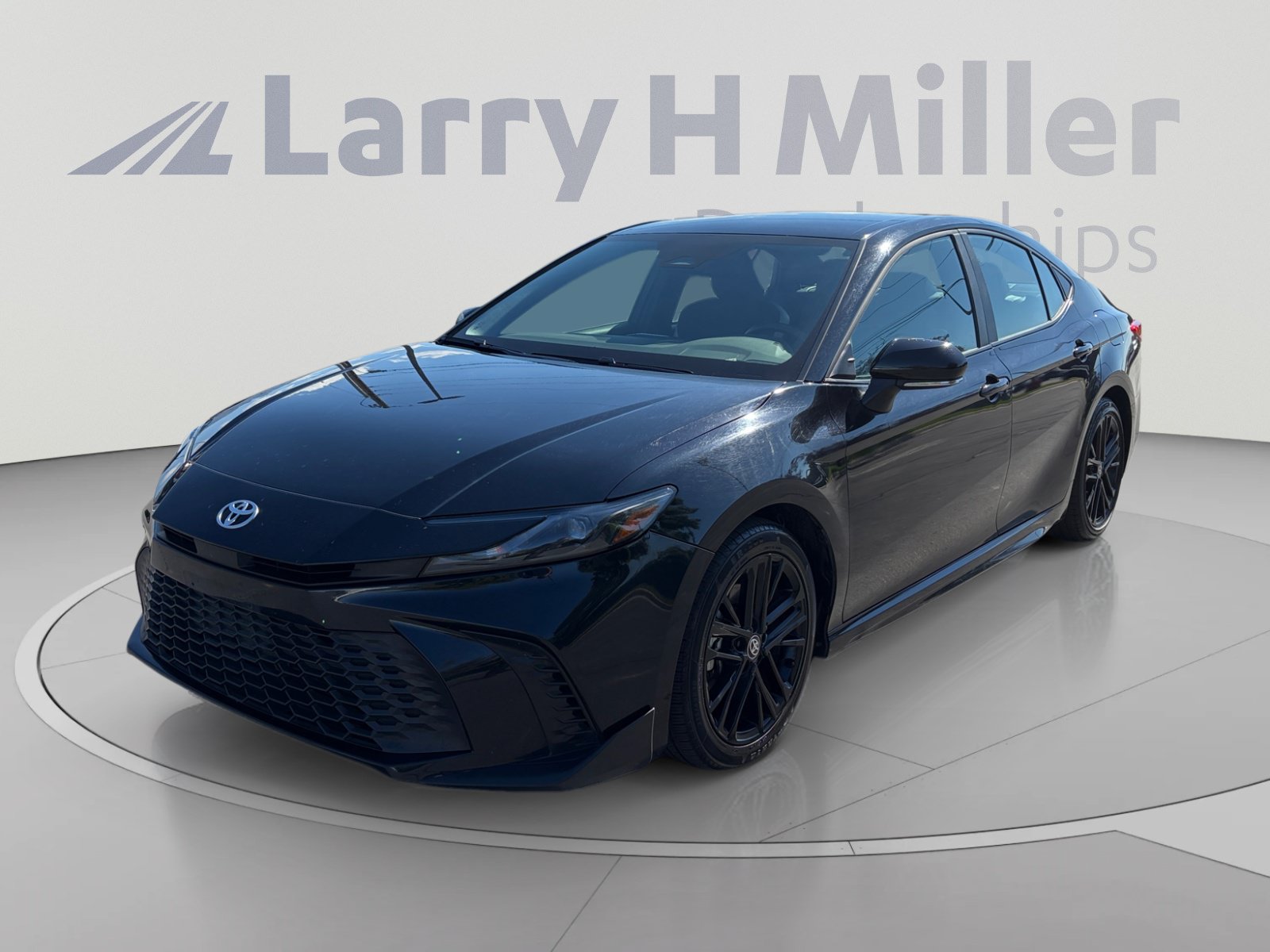 Used 2025 Toyota Camry SE FWD image 1