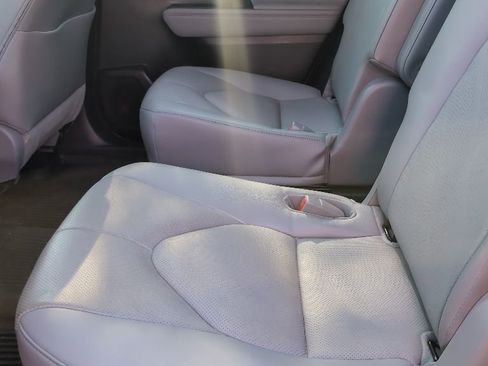 Used 2023 Toyota Highlander Platinum FWD image 12