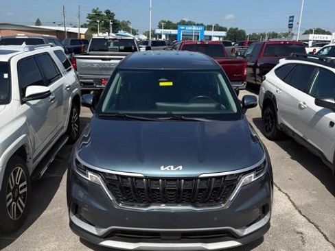 Used 2023 Kia Carnival EX FWD image 9