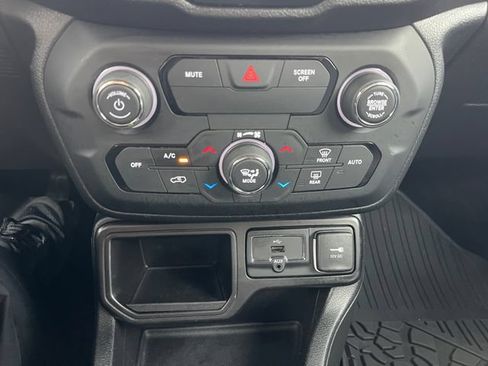 Used 2019 Jeep Renegade Altitude w/ Quick Order Package 2XM FWD image 19