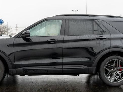 Used 2025 Ford Explorer ST image 9