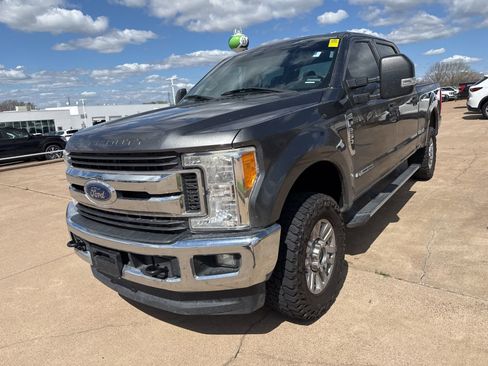 Used 2017 Ford F250 XLT w/ XLT Value Package image 3