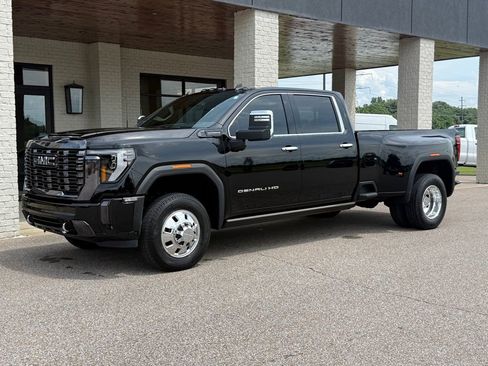 Used 2024 GMC Sierra 3500 Denali Ultimate AWD/4WD image 2